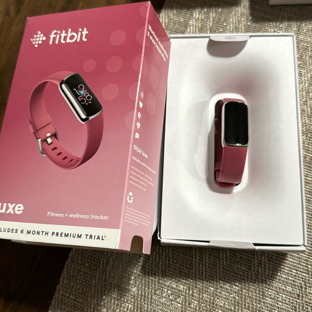 Fitbit Luxe Pink 

used box damaged